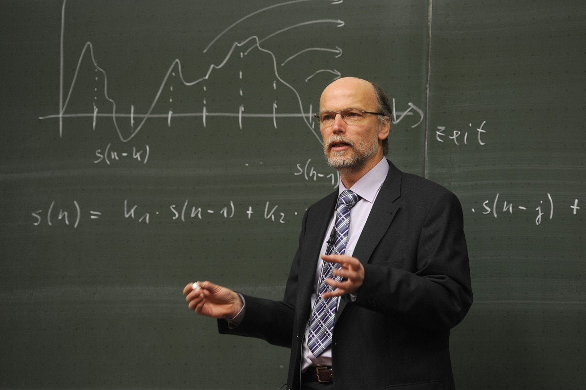birger kollmeier professor blackboard physics lecturer university teacher teaching 698271.jpgd