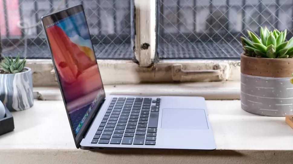 MacBook Air M1 est incroyablement fin et léger