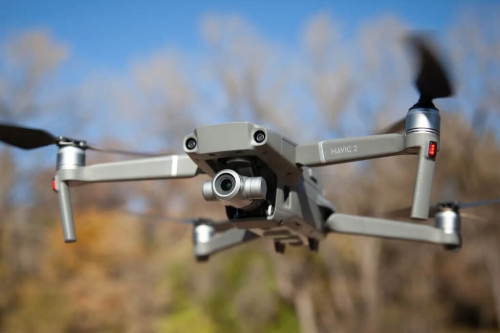 Le drone DJI Mavic 2 Zoom en plein vol