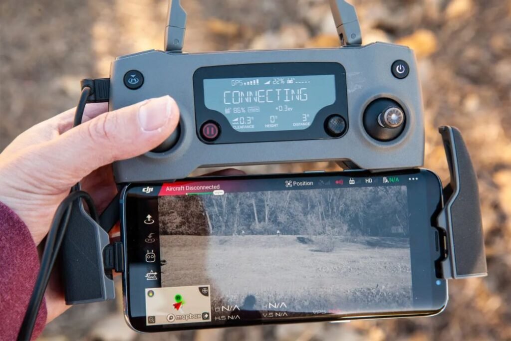 Notre choix de radiocommande pour le meilleur drone pour les photos et les vidéos. Elle se fixe sur un iPhone.