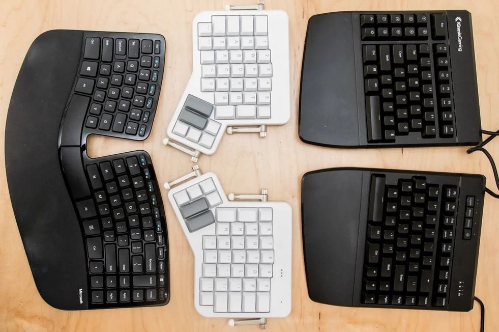 Une vue de haut en bas de nos trois choix pour les meilleurs claviers ergonomiques