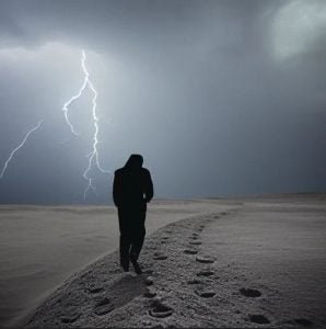 Un homme qui marche sur la lune pendant un orage